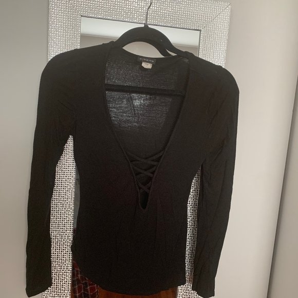 ✨SIRENS BLACK LOW NECKLINE CRISS CROSS LONG SLEEVE TOP - SIZE: US M - Picture 3 of 4
